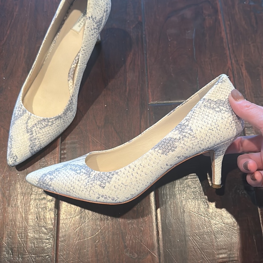 Cole Haan Like New Pointed Toe Kitten Heel - size 8 - Picture 4 of 5